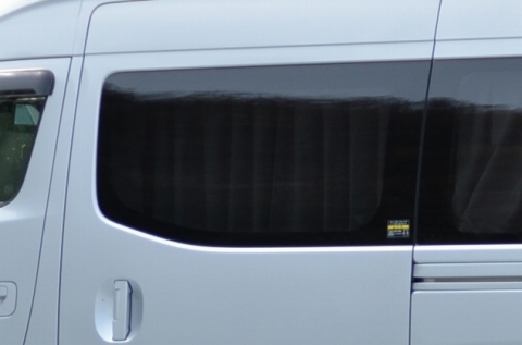 NV350キャラバン 左スライドドア・ガラス交換 | Limited Express